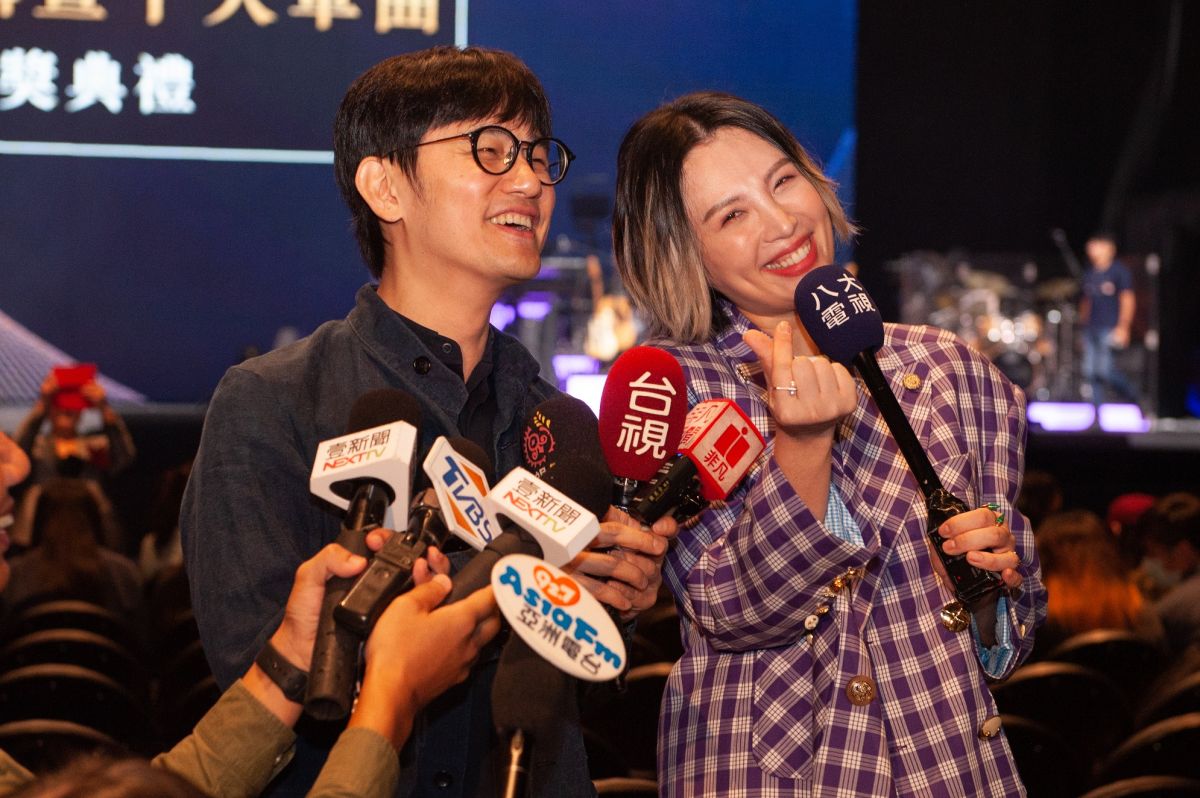 ▲魏如萱（右）笑說得獎就像生孩子。（圖／中華音樂人交流協會提供）