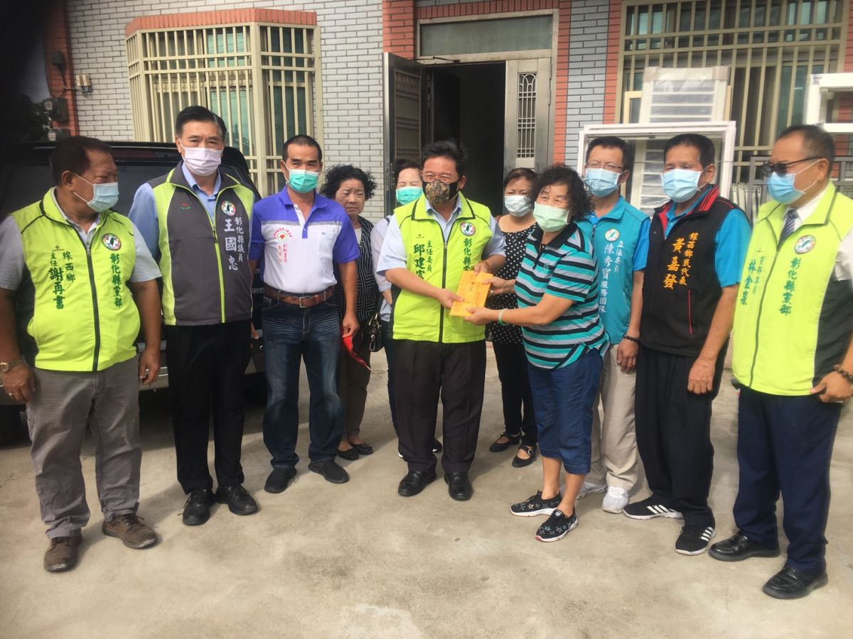 ▲台灣慈音愛心慈善會副總幹事黃英保及前彰化市長邱建富、彰化縣議員王國忠等人，到陳母住處，將募集的善款致贈給陳母，希望能幫助陳母解決眼前困境。（圖／記者葉靜美攝，2020.09.25）