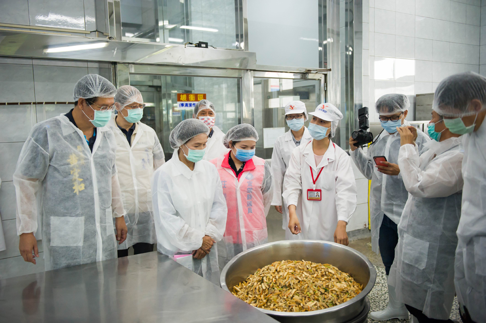 ▲林姿妙視察學校團膳業者作業環境。（圖／宜蘭縣政府提供)