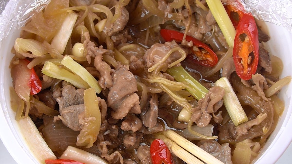 ▲十幾道當地風味料理主食、甜點應有盡有。（圖／記者蘇榮泉攝，2020.09.25）