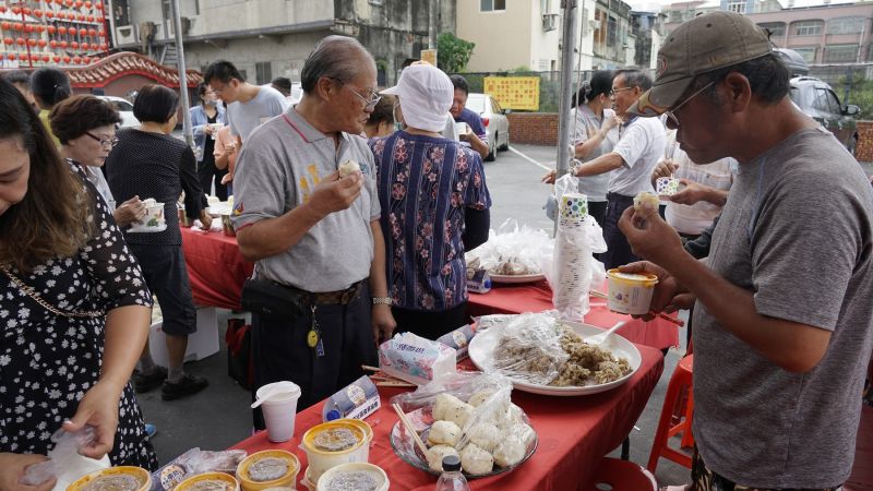▲金夏趴遊客免費享用地方美食呷呼飽飽,感受滿滿的人情味。(圖/記者蘇榮泉攝,2020.09.25)
