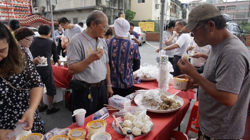 ▲金夏趴遊客免費享用地方美食呷呼飽飽，感受滿滿的人情味。（圖／記者蘇榮泉攝，2020.09.25）