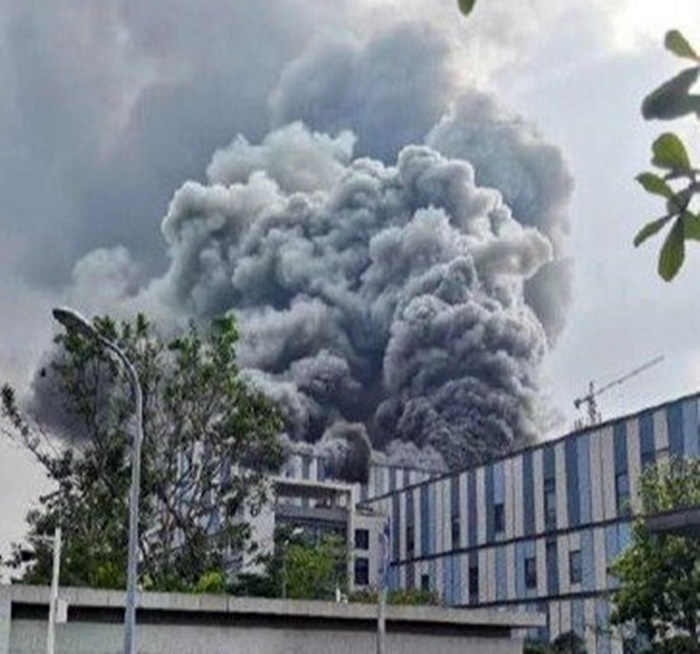 ▲中國廣東省東莞市松山湖高新區一個施工地點25日發生火災，警消其後發現3名死者。（圖／翻攝自微博）