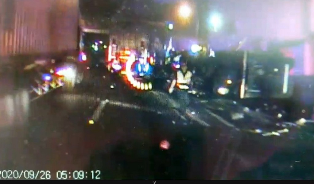 ▲遭追撞而翻覆的貨櫃車，駕駛被救出前已經死亡。(圖／記者陳惲朋翻攝）