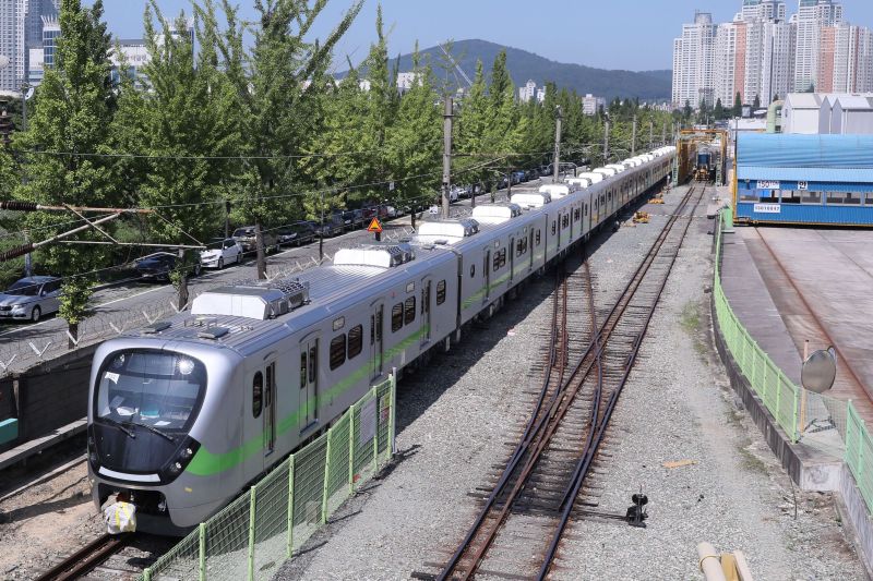 台鐵最美區間車試行出包 EMU900駕駛室玻璃、車殼受損