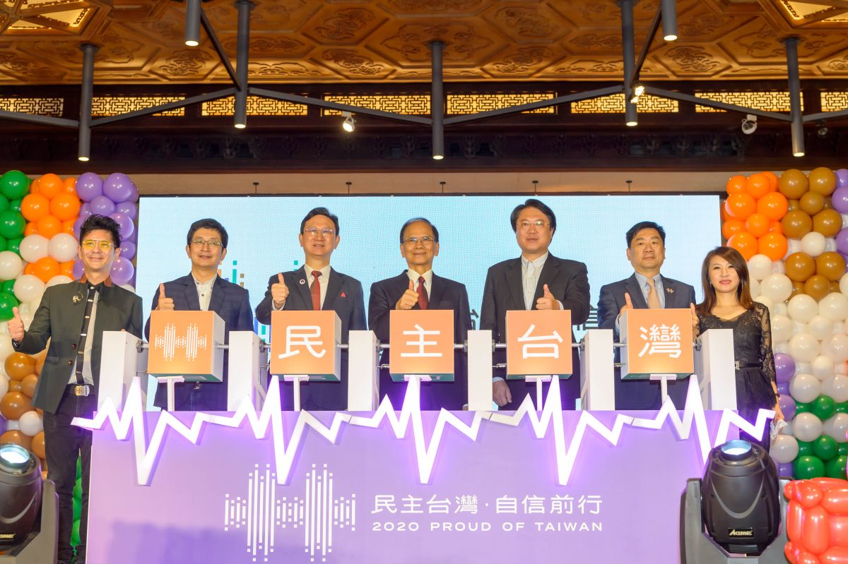 ▲今年國慶晚會10/9在基隆舉行，立法院長游錫堃（中）出席2020國慶晚會記者會，邀請國人參與國慶晚會。（圖／游錫堃辦公室提供）