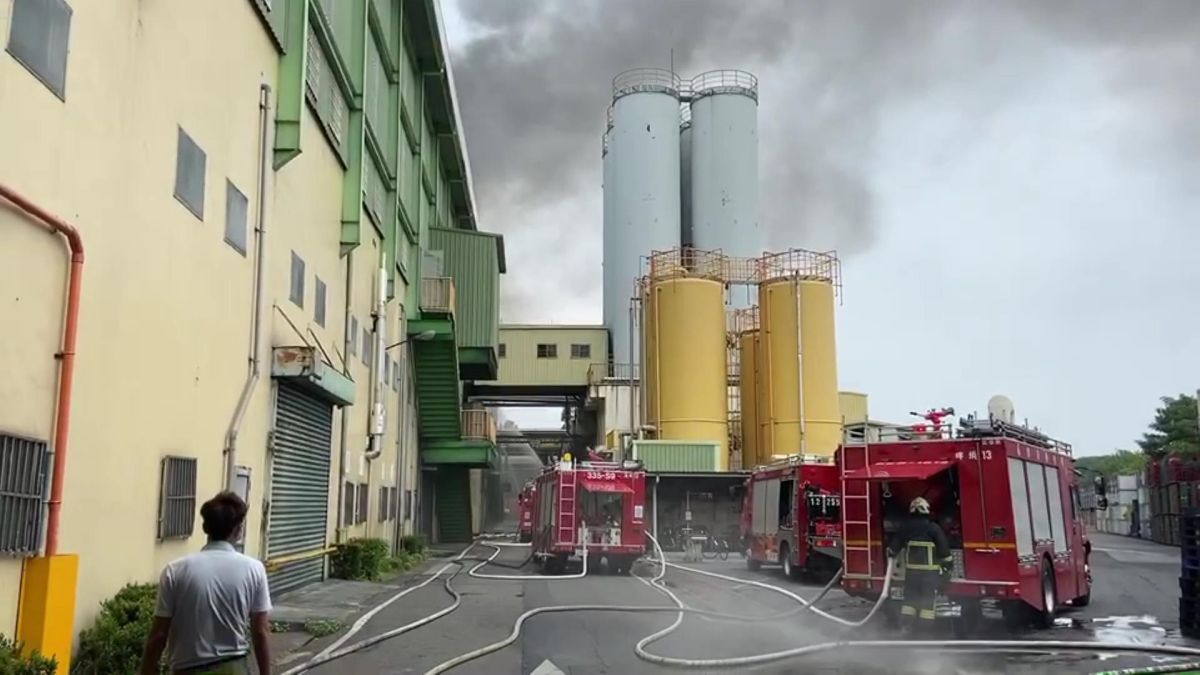▲溪州鄉的正新輪胎工廠今（26）日中午發生大火，濃煙直衝雲霄，彰化縣消防局獲報出動員林分隊、北斗分隊等6個分隊前往灌救，消防局指出，現場三名男性員工意識清楚嗆傷送醫。（圖/記者陳雅芳翻攝）