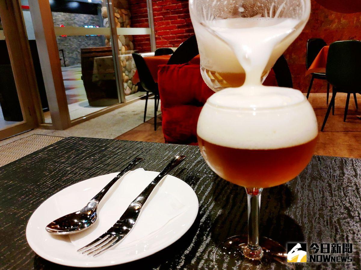 ▲不惜重本投資釀造設備推出「在地釀造」黑麥汁無酒精，有豐富植物性蛋白質與麥芽氨基酸的特色。（圖／記者陳美嘉攝）