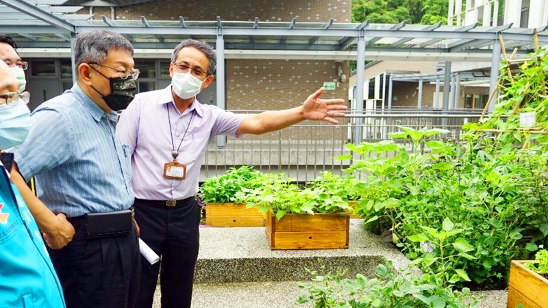 ▲台北市長柯文哲26日視察永建國小，指出裝冷氣不是解決問題的最好方法，這只是最後手段。(圖／台北市政府提供)