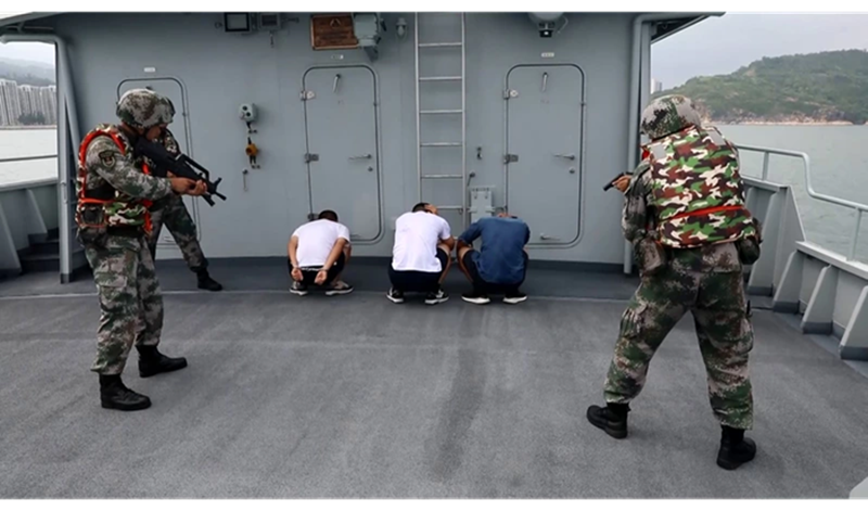 ▲中國人民解放軍駐香港部隊 25 日進行聯合演習，包含「追查可疑船隻」，讓外界聯想到近期 12 名出逃港人仍被拘押於深圳鹽田看守所一事。（圖／截取自影片）