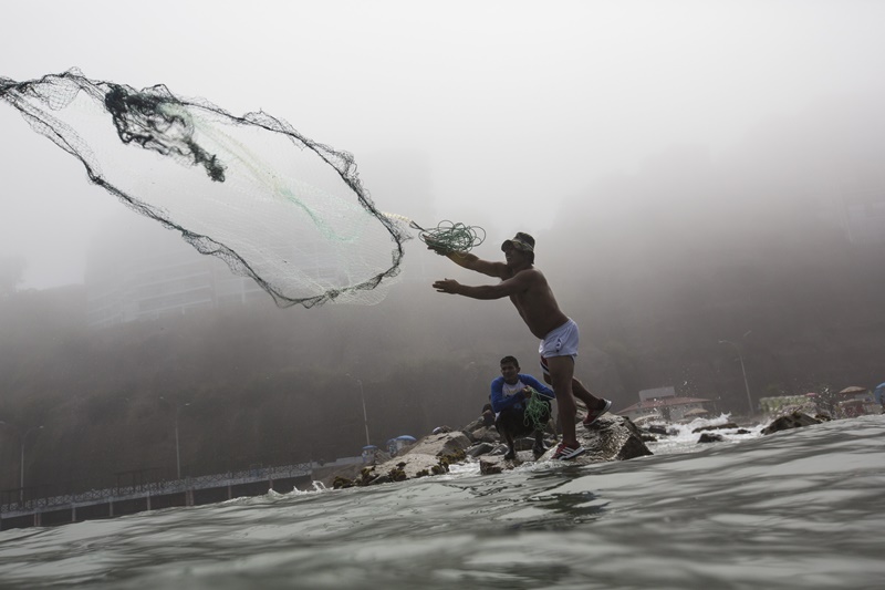 ▲中國漁船於祕魯外海捕魚一事，意外又引發美中口角。圖為祕魯漁夫捕魚資料照。（圖／美聯社／達志影像）