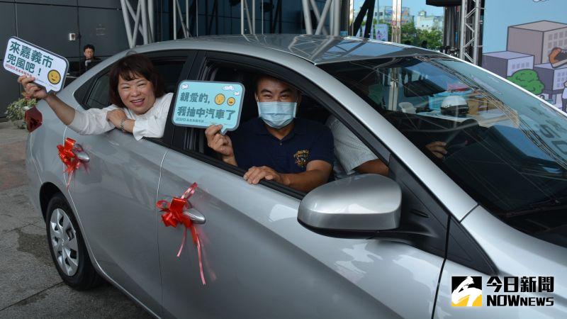 ▲汽車頭獎得主詹先生邀請黃敏惠市長坐上Toyota新車。（圖／記者郭政隆攝影2020. 9.26）