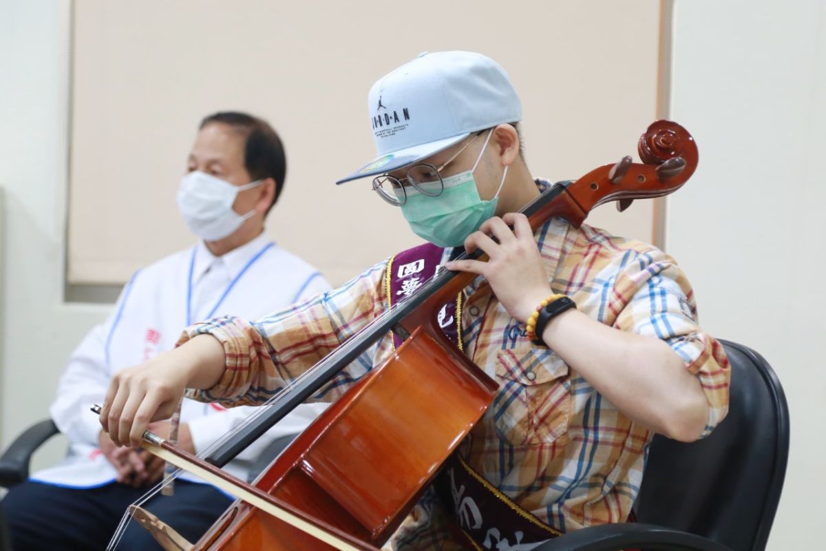 ▲抗癌鬥士楊承翰在病房中完成學測，以新豐高中狀元之姿圓夢考上醫學系，楊承翰也現場演奏熱愛的大提琴並分享抗癌的生命經驗。（圖/台南市政府提供）