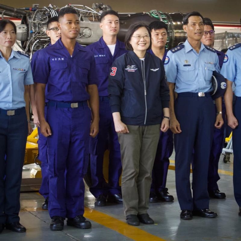 ▲總統蔡英文與「空軍第3後勤指揮部」官兵合影。(圖/截自蔡英文臉書)