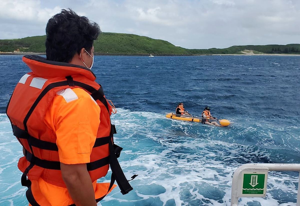 ▲澎湖海巡隊3583艇在嵵裡南0.6浬發現1艘輕艇，船上有2名女性遊客持續被海流往外飄離岸際。（圖／澎湖海巡隊提供）