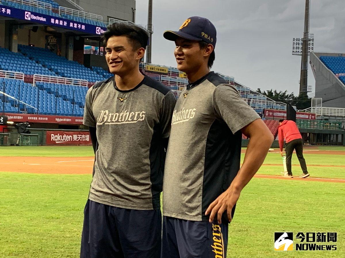 ▲岳東華（左）與弟弟岳政華同場先發。（圖／吳政紘攝）