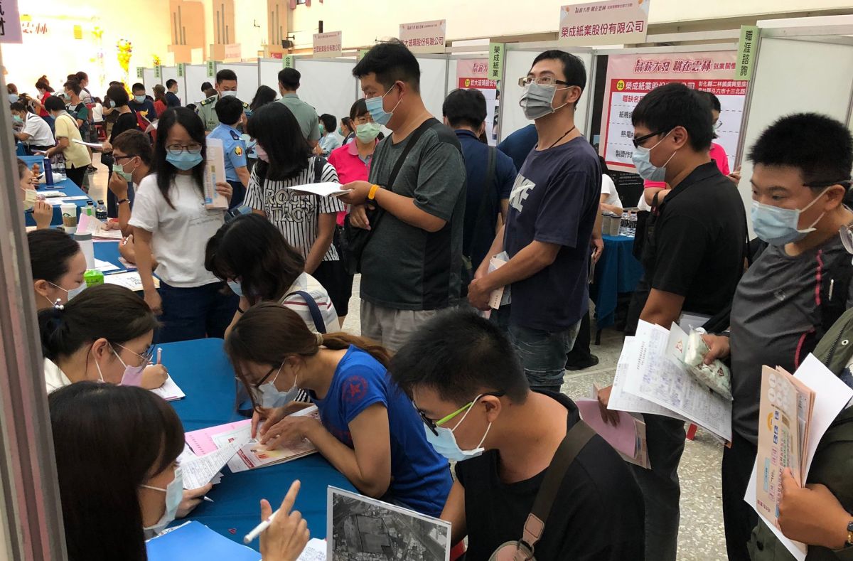 ▲30家廠商釋出近千個工作機會，有近五成職缺待遇30K起跳。（圖／記者蘇榮泉攝，2020.09.26）
