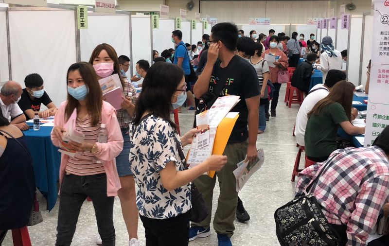 ▲斗六市公所舉辦大型徵才活動,吸引不少民眾到場求職。(圖/記者蘇榮泉攝,2020.09.26)