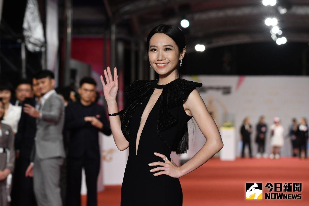 ▲Lulu禮服開衩開到肚臍。（圖／NOWnews影像中心）