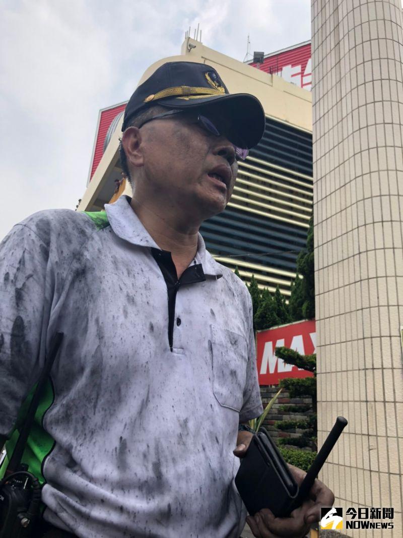 ▲在現場指揮救災的葉清添衣服、身體都被燻黑。(圖/記者陳雅芳攝,2020.09.26)