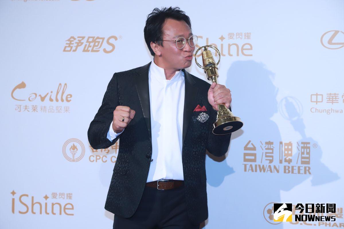 ▲游安順拿下「迷你劇集男配角」，開心狂親獎杯。（圖／NOWnews影像中心）
