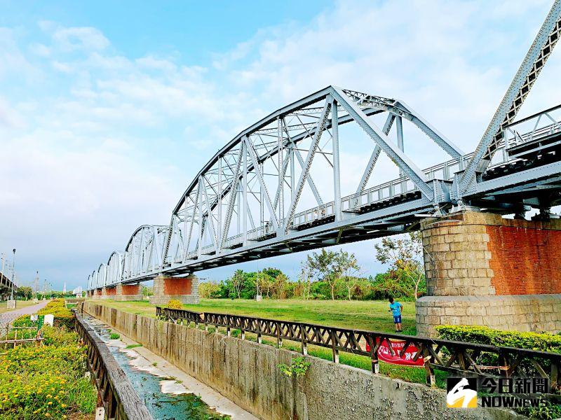▲依「高雄市公園管理自治條例」公園內禁止烤肉及燃放鞭炮,違者罰新台幣1000元以上、6000元以下罰鍰,其經告誡仍有不從者,得按次處罰,圖為大樹舊鐵橋生態公園。(圖/記者郭俊暉攝)