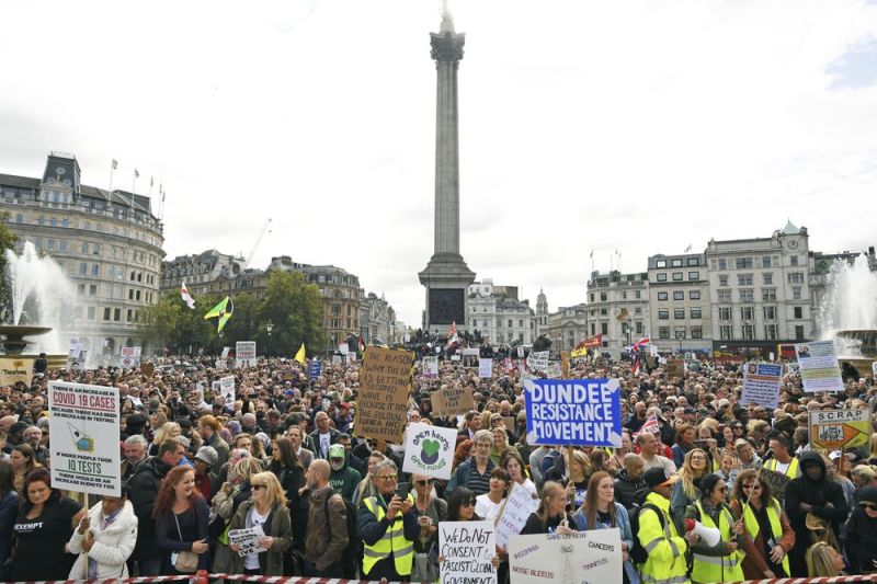 ▲倫敦市中心特拉法加廣場9月26日聚集大量民眾抗議政府的防疫政策。（圖／美聯社／達志影像）