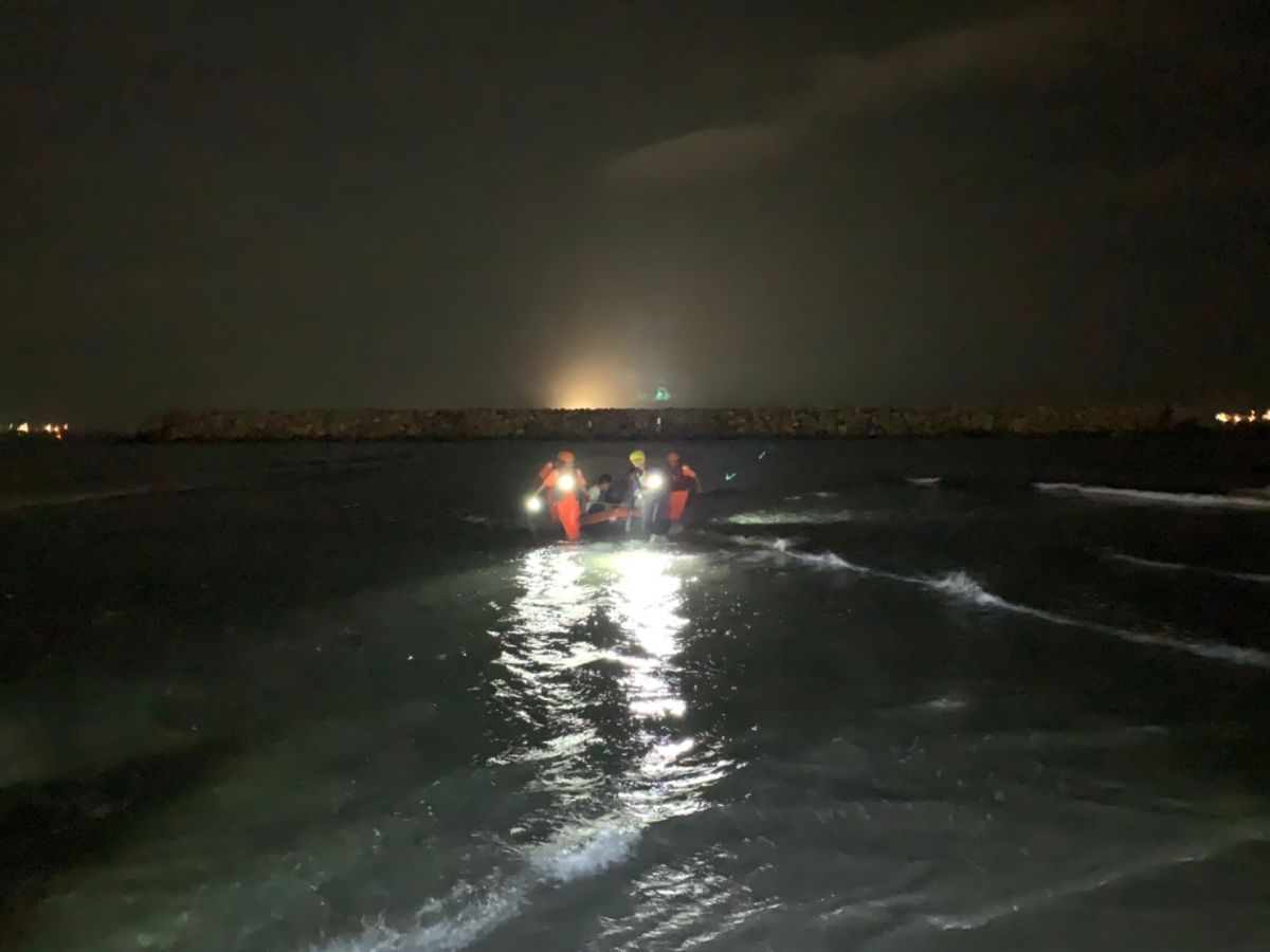 ▲海巡署南部分署第五岸巡隊於26日晚間7時許接獲通報「於旗津海水浴場外離岸堤有2名遊客因漲潮受困，海巡與警消獲報後，以充氣式救生艇成功將受困遊客救起。（圖／海巡署南部分署第五岸巡隊提供）

