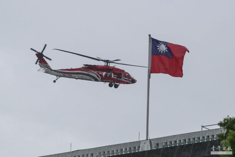 ▲雙十國慶將至,內政部空勤總隊UH-60M黑鷹直升機27日上午在總統府前廣場彩排試航。(圖/青年日報提供)