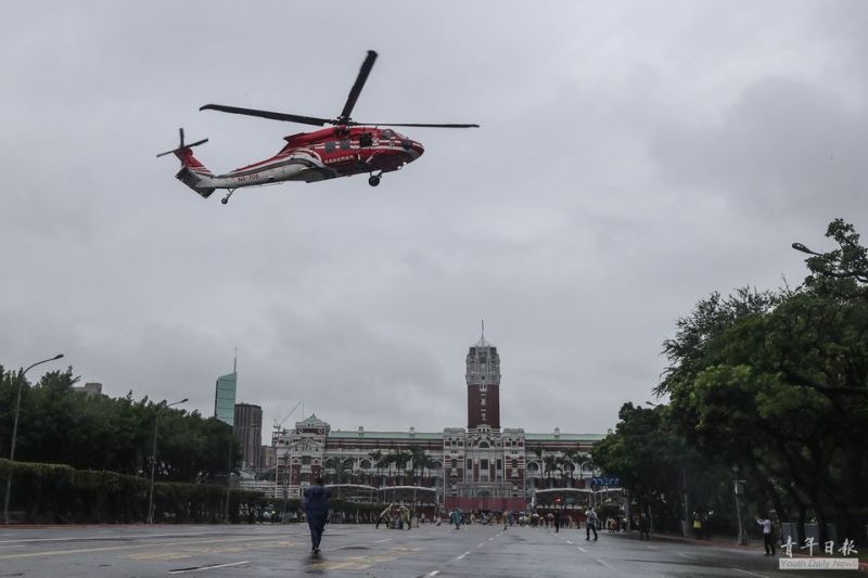 不是共機！雙十國慶預演　空勤黑鷹直升機凱道大雨中試航
