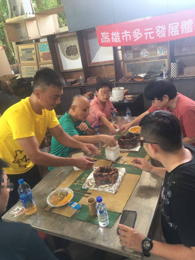 ▲藥癮者及家庭成員一起動手做鳳荔酥、搗麻糬、砌磚起灶燒爆米花、採果樂等。(圖/高市毒防局提供)