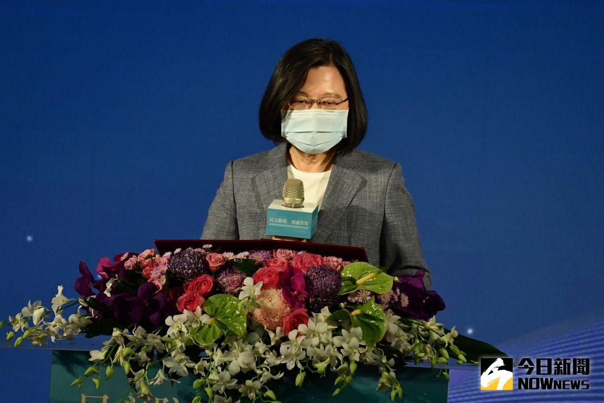 ▲執意開放瘦肉精美豬進口，讓總統蔡英文聲望大跌。（圖／記者林柏年攝）