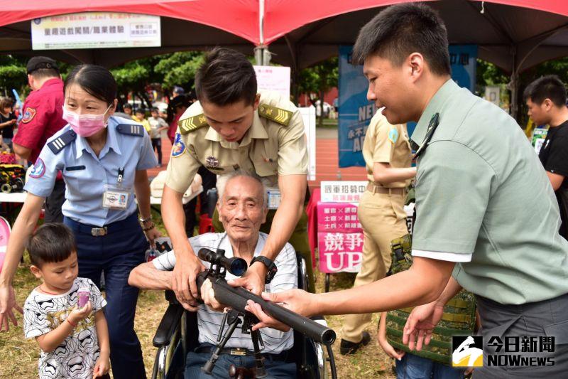 ▲85歲獨居的邱阿公體驗國軍用槍。（圖／記者陳雅芳攝，2020.09.27）