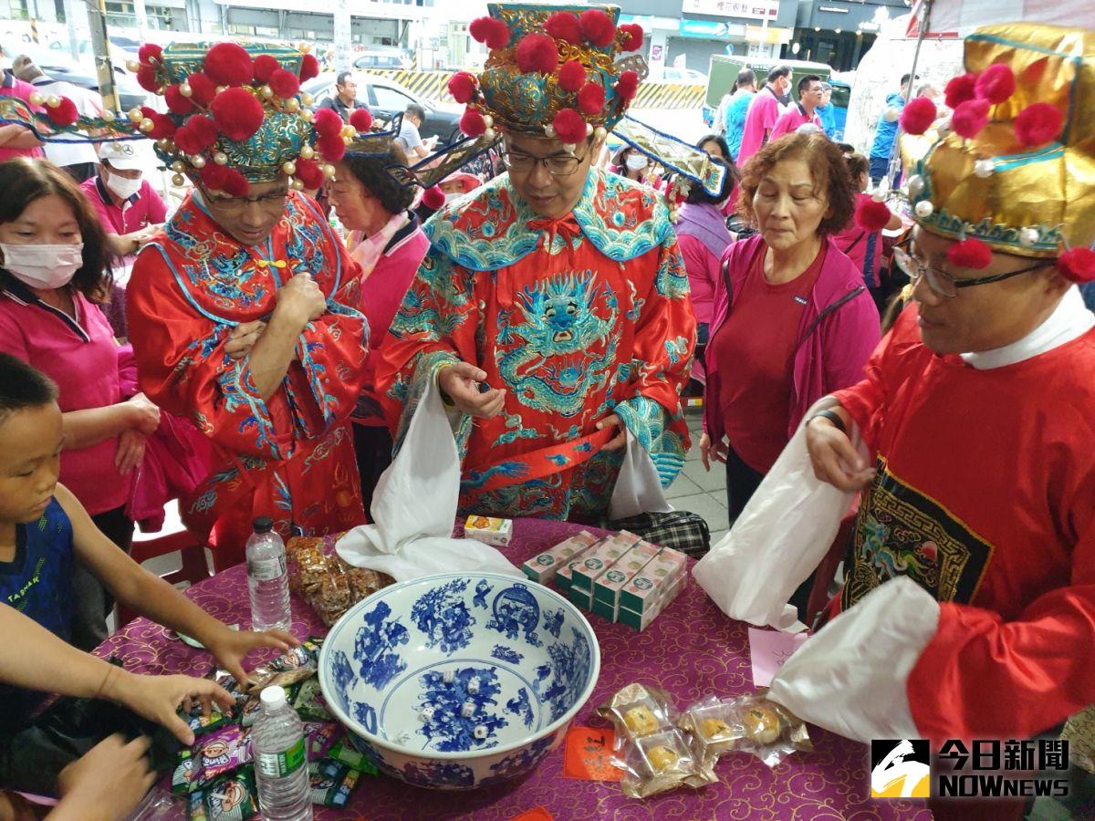 ▲盧市府第一個成立的大雅學府商圈今開張，經發局長等人扮狀元，參與「狀元博餅」古習遊戲，喜氣熱鬧。（圖／金武鳳攝，2020.9.27)