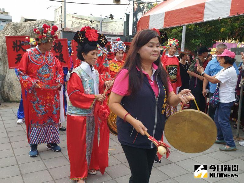 ▲台中潭雅神地區首設大雅學府商圈今開張，里長李玲珍是推手，今天以古禮舉辦開幕，她敲鑼領隊進場。（圖／金武鳳攝，2020.9.27)