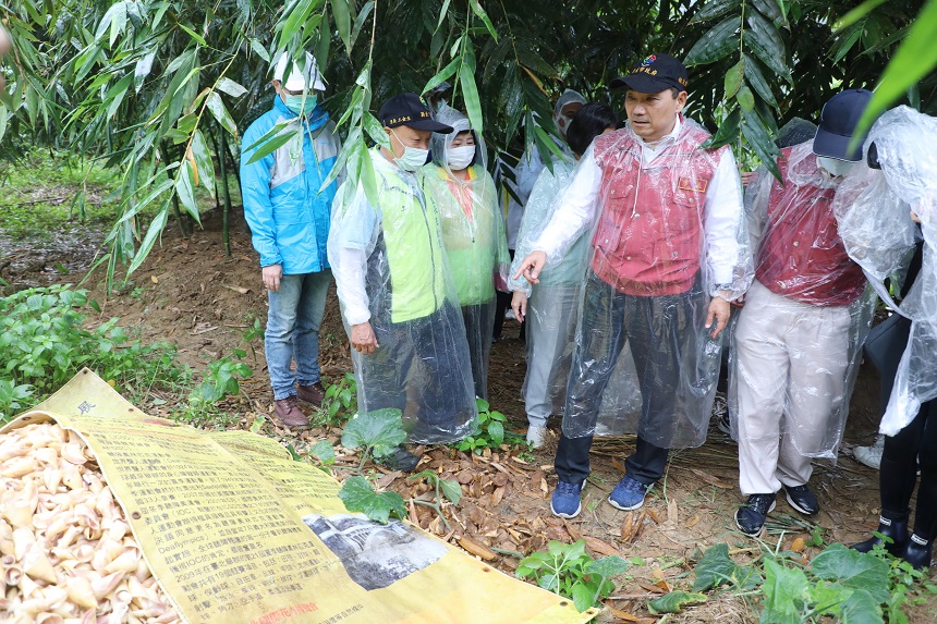 ▲侯友宜前往三峽區五寮里視察登革熱防治情形，他呼籲當地筍農在這段時間，避免再進入山區。(圖/新北新聞局提供)