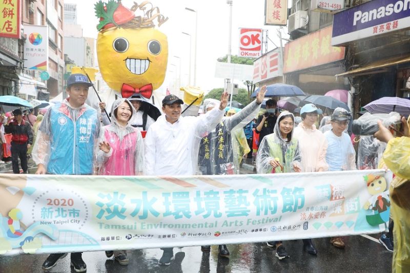 ▲「2020淡水環境藝術節」27日風雨無阻在淡水老街廣場熱鬧登場,新北市長侯友宜與創意裝扮的藝術隊伍們一同為踩街活動揭開序幕。(圖/新北新聞局提供)