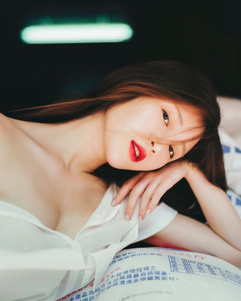 ▲雞排妹露出香肩。(圖/雞排妹IG)