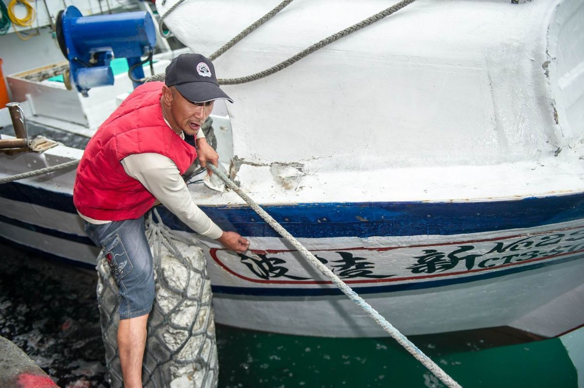 ▲「新凌波236號」漁船27日在台日漁業作業協議海域遭日方公務船衝撞。（圖／宜蘭縣政府提供)