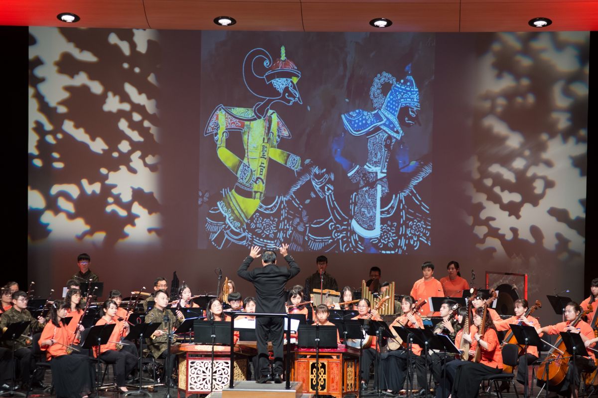 ▲《絲竹傳奇-牡丹花求子》以現代劇場概念展現，舞台充滿設計感。（圖/神奇樂坊提供）