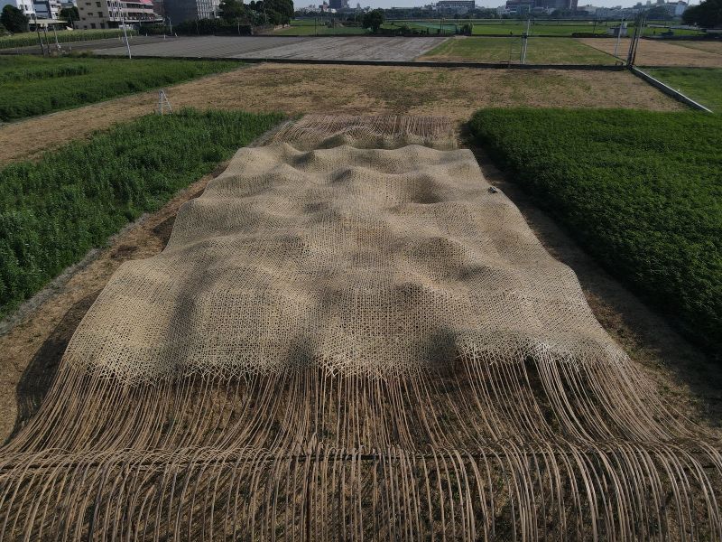 ▲藝術家游文富巨幅竹編作品「土地與人交織而成的黃金(巾)」。(圖/行政院雲嘉南區聯合服務中心提供)
