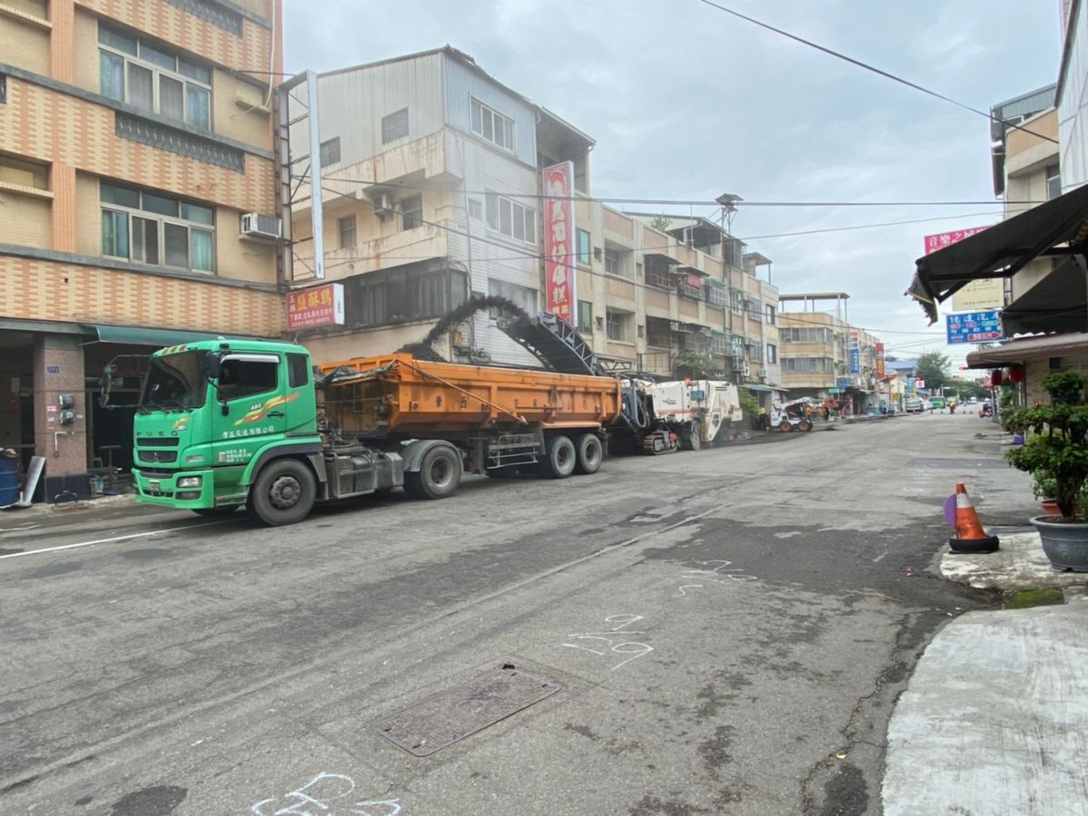 ▲彰化市建國東路今（28）日進行路面刨除重鋪工程。（圖／記者葉靜美攝，2020.09.28）
