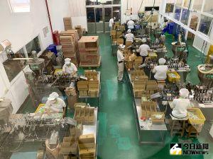 觀光工廠內的5g小牙膏生產線。(圖/記者陳惲朋攝) ▲觀光工廠內的5g小牙膏生產線。(圖/記者陳惲朋攝)