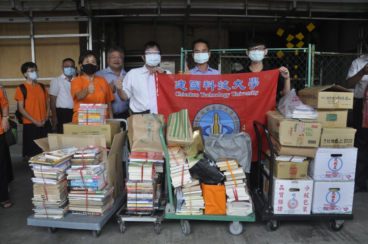 ▲彰化建國科技大學將400多冊師生捐書送抵彰化火車站第一月台旁。（圖／記者葉靜美攝，2020.09.28）