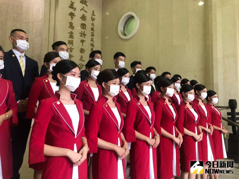 中國醫大禮賓接待亮相　防疫口罩擋不住溫暖眼神  
