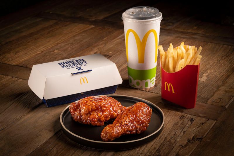 ▲麥當勞近日又復刻2020年推出的「韓風炸雞腿餐」，炸雞淋上韓國直送的「不倒翁OTTOGI正宗甜辣醬」，深受民眾喜愛。（圖／麥當勞提供）