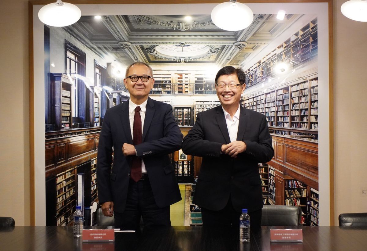 ▲鴻海與國巨集團今（28）日共同宣布攜手策略聯盟，未來將結合雙方集團資源，共同投入「3+3」領域，預計發揮倍數效應。左為國巨集團董事長陳泰銘、右為鴻海董事長劉揚偉。（圖／鴻海提供）