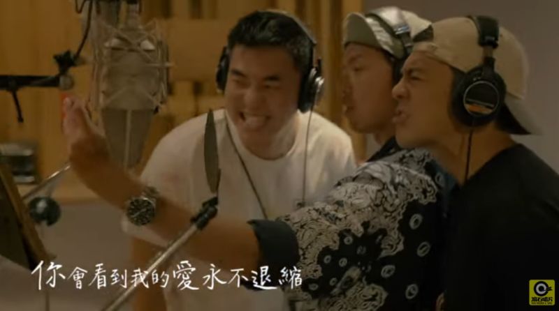 ▲小鬼(中)與柯有倫(左)和竇智孔(右)一同自拍。(圖/滾石唱片Youtube)