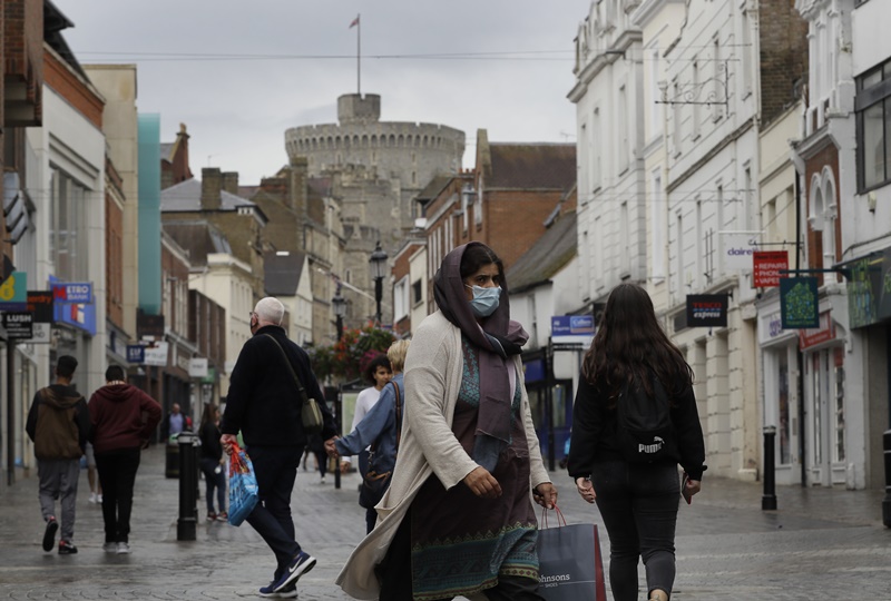 ▲英國的新冠疫情出現反彈，當局也被迫祭出更嚴格的防疫措施，但仍傳出有約 40 所大學院校出現確診，數千名學生被隔離，防疫責任歸屬也掀起爭議。圖為近日英國街頭。（圖／美聯社／達志影像）
