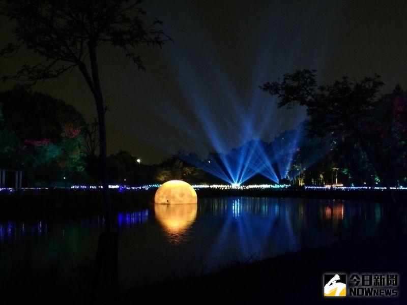 ▲北香湖公園搖身一變,成為嘉義巿夜晚新亮點。(圖/記者邱嘉琪攝)
